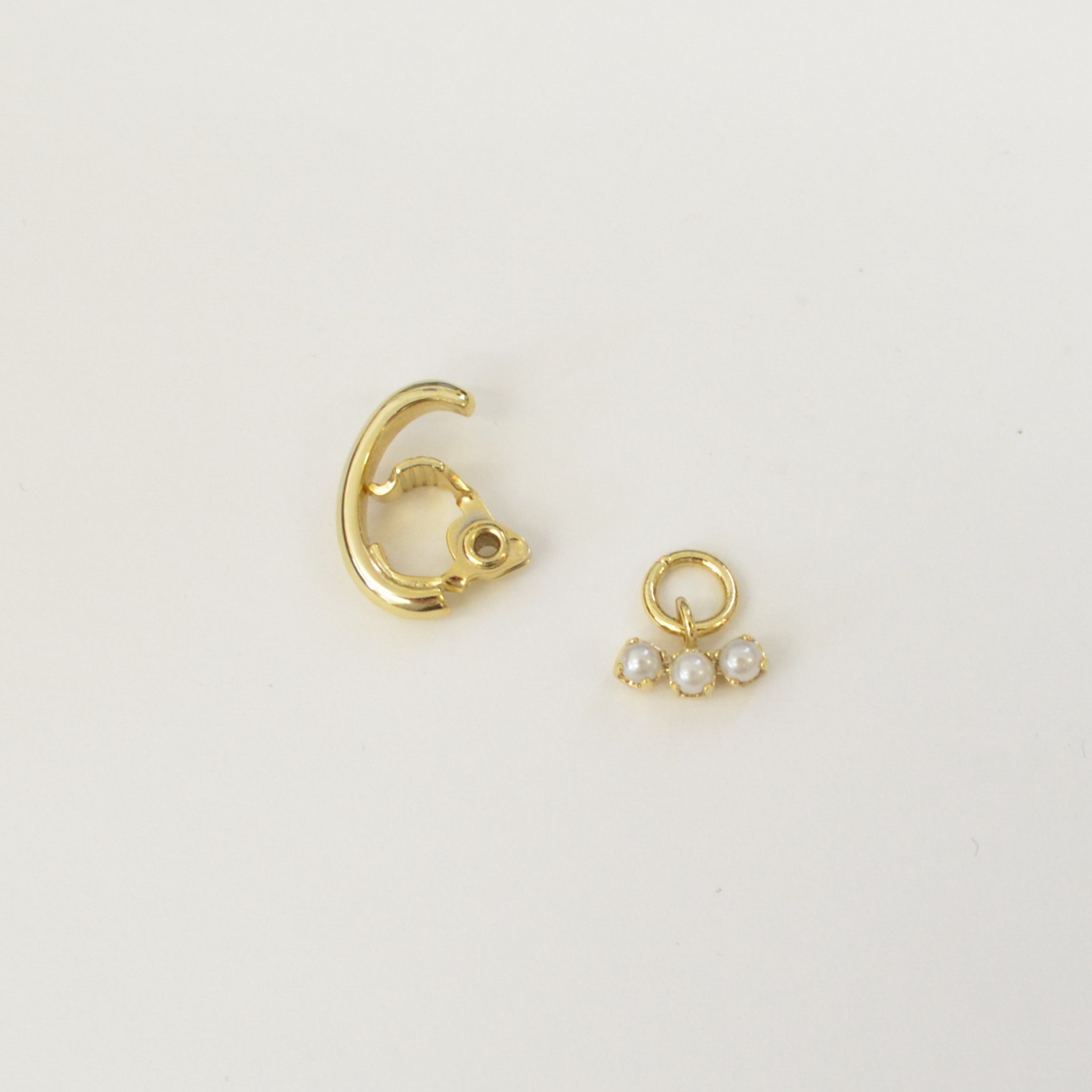 LIMITED COLLECTION【3 pearls earring ( horizontal / gold )】