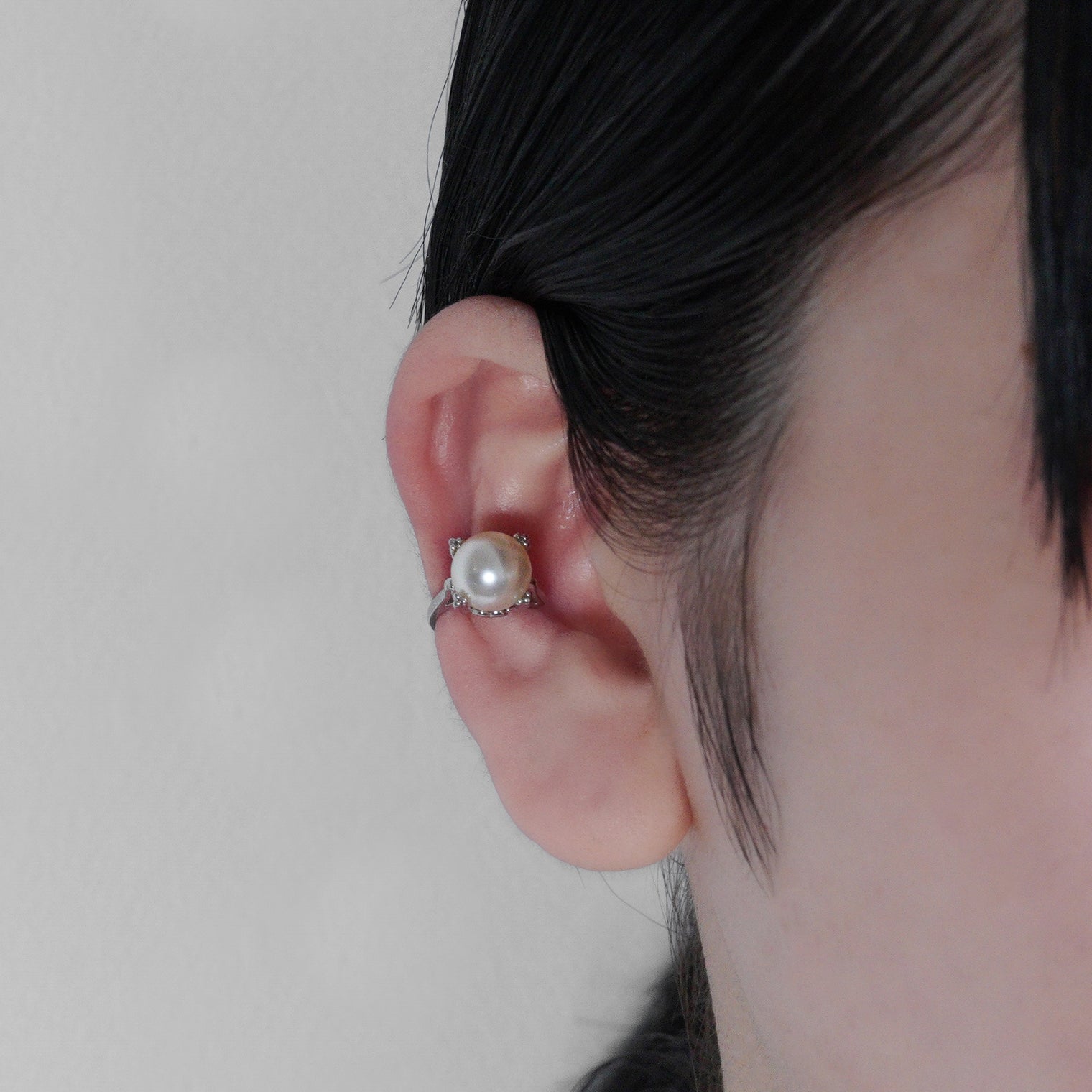 ring motif ear cuff (silver/ pearl)
