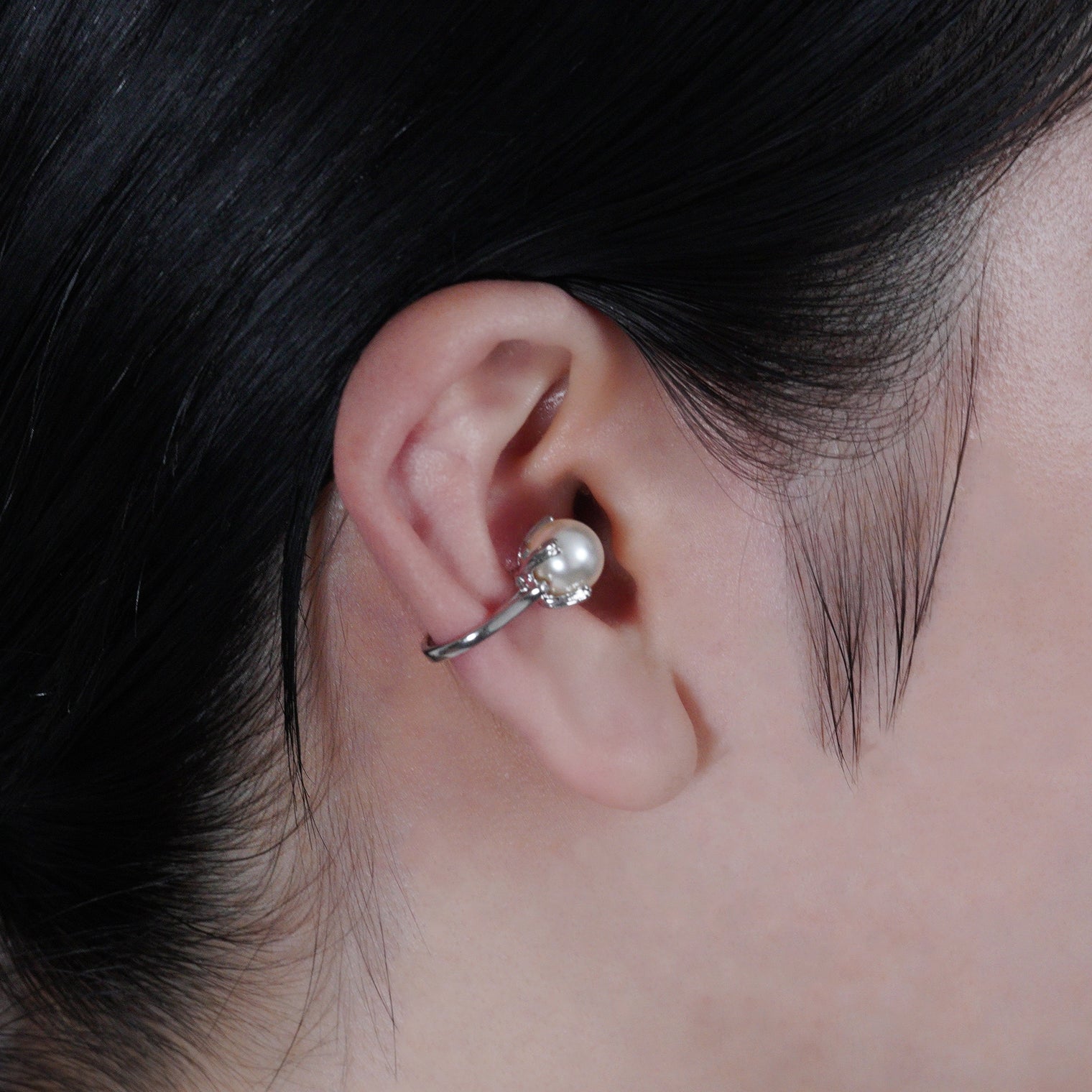 ring motif ear cuff (silver/ pearl)