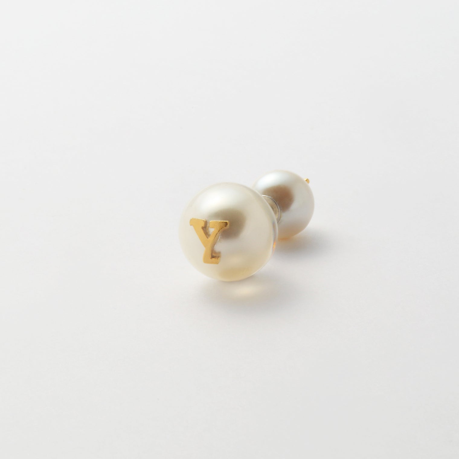 Initial inclusion pierce (white)