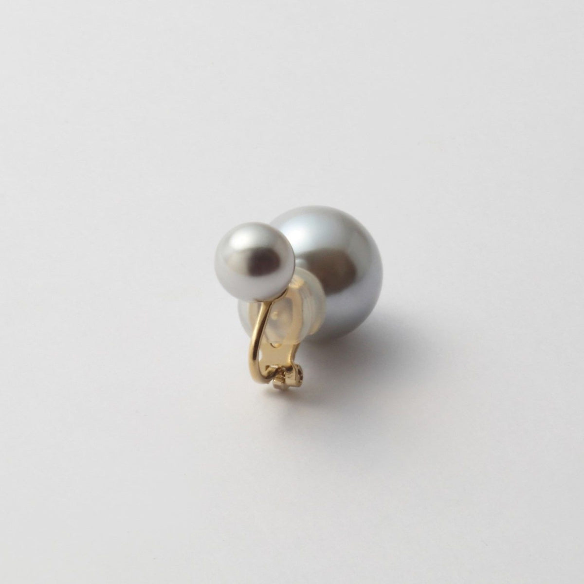 basic pearl rivets earring(light gray) – MAYU online store