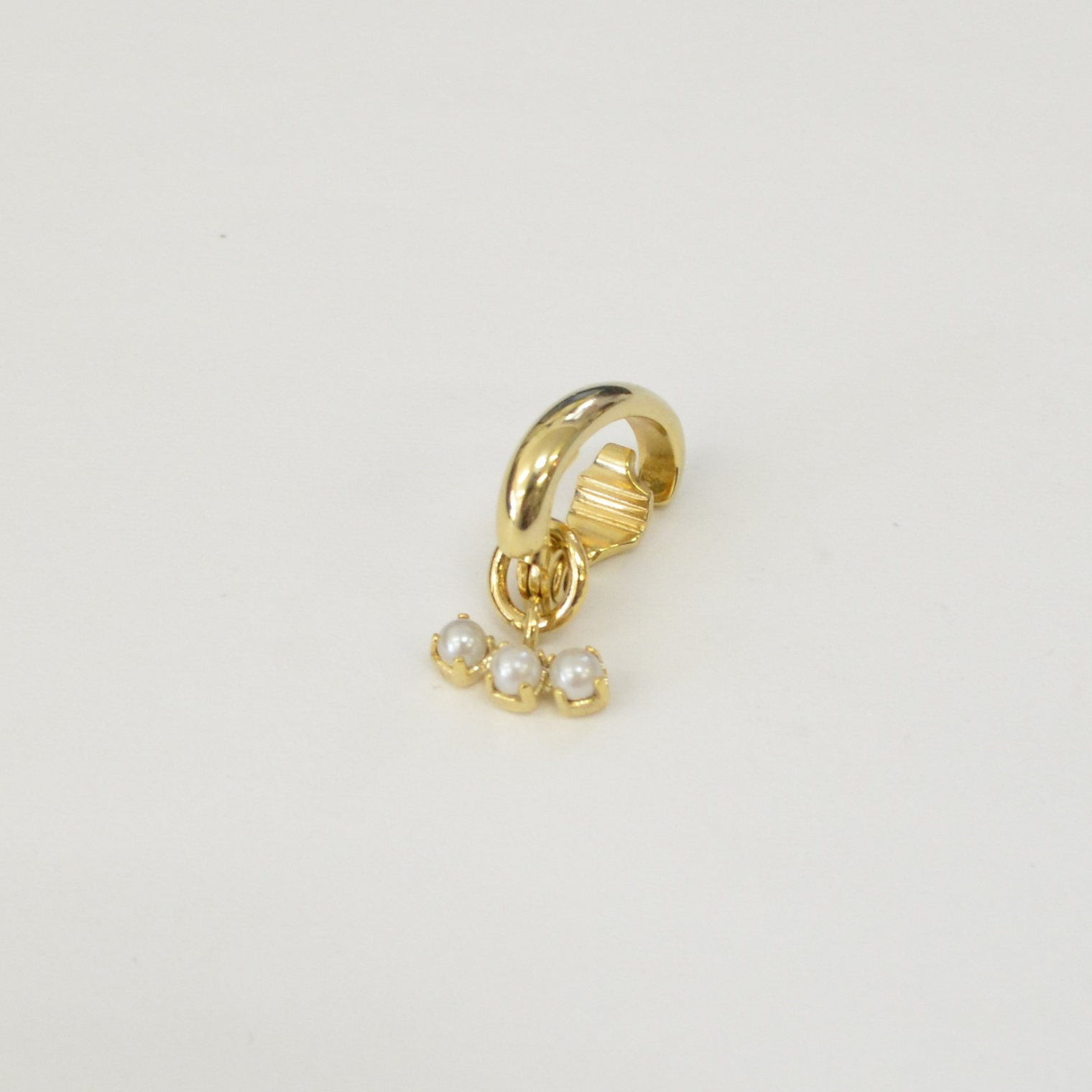 LIMITED COLLECTION【3 pearls earring ( horizontal / gold )】