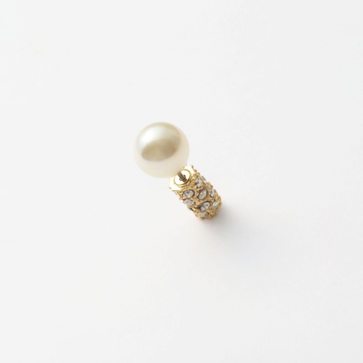 Gold catch pearl pierce