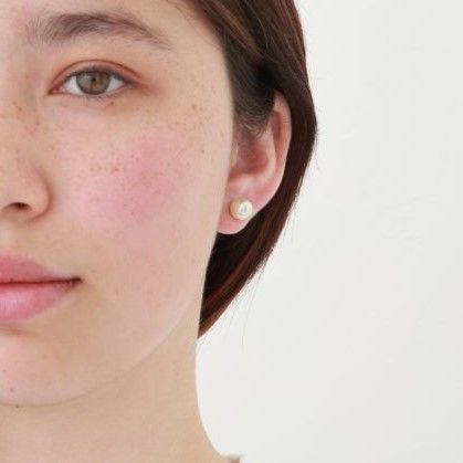 Gold catch pearl pierce