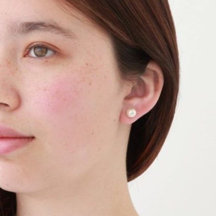 Gold catch pearl pierce