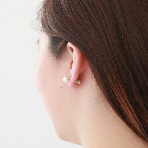 Gold catch pearl pierce