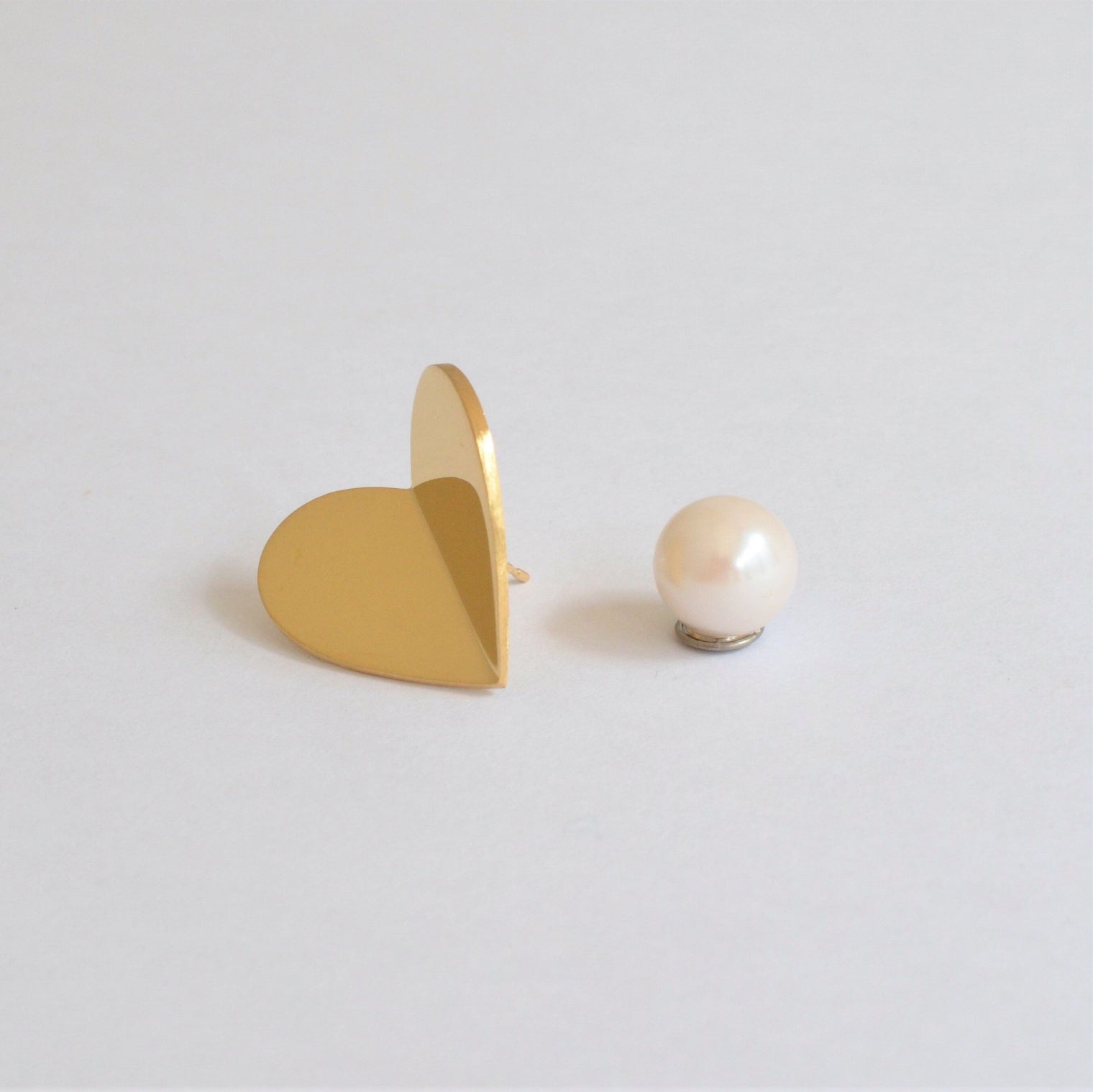 Middle heart pierce (gold)