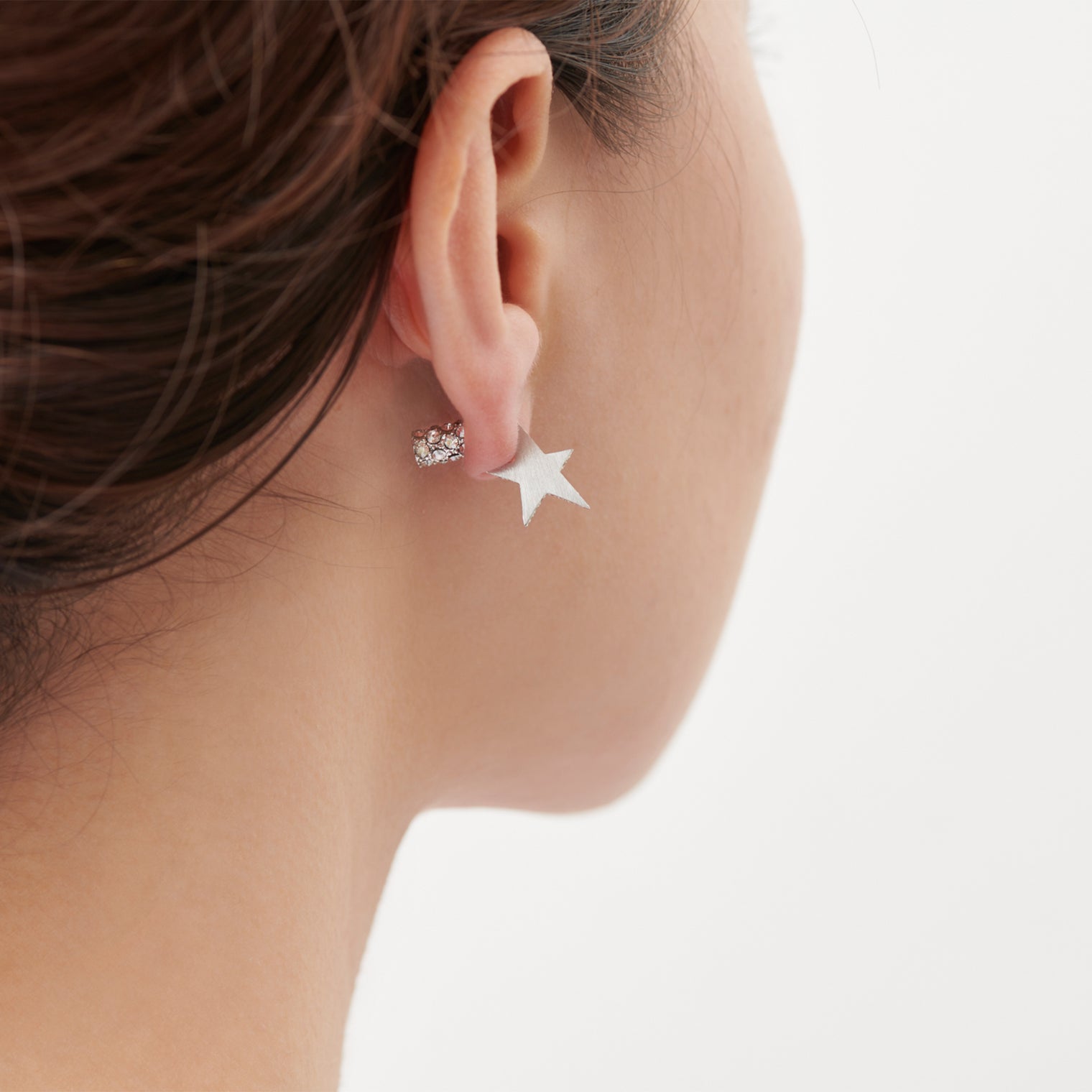 Tiny star line stone pierce (silver / cubic zirconia / pave clasp)