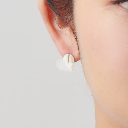 Heart pierced earring (Mother of pearl / K10 post)