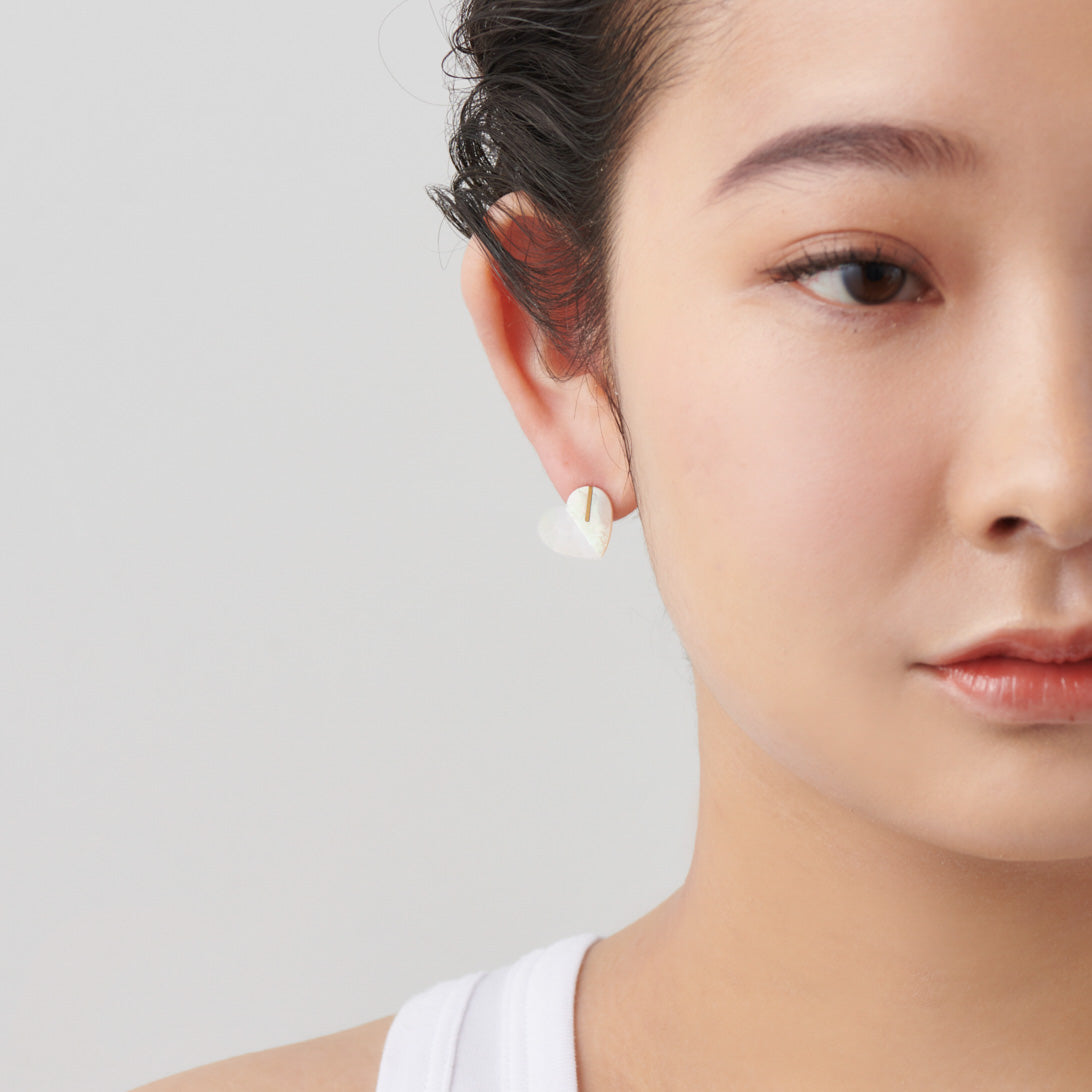 Heart pierced earring (Mother of pearl / K10 post)