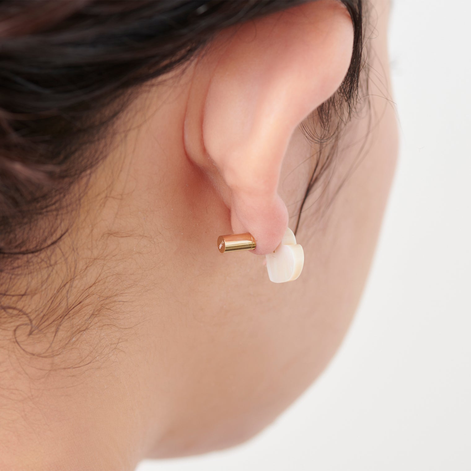 Heart pierced earring (Mother of pearl / K10 post)