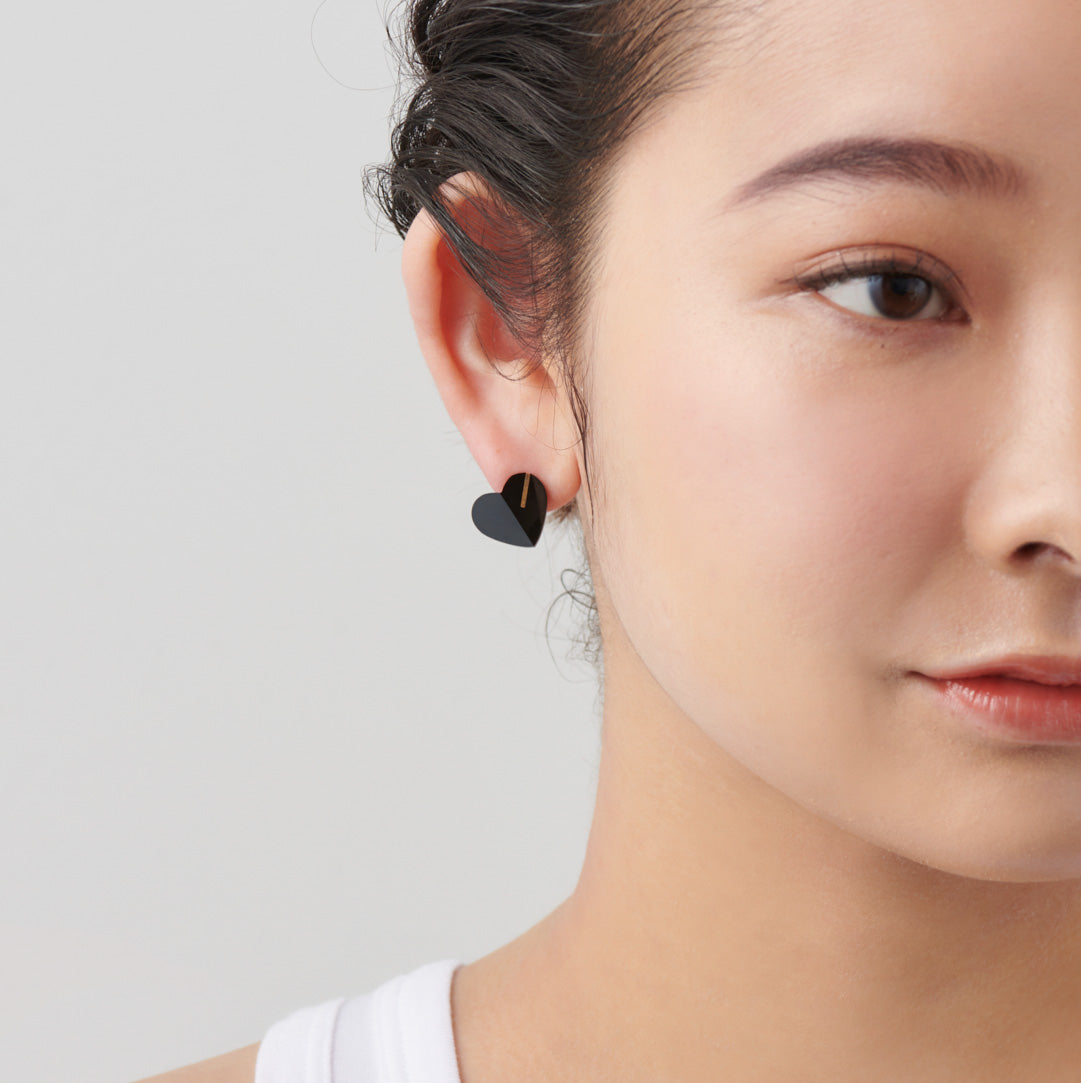 Heart pierced earring (Onyx/ K10 post)