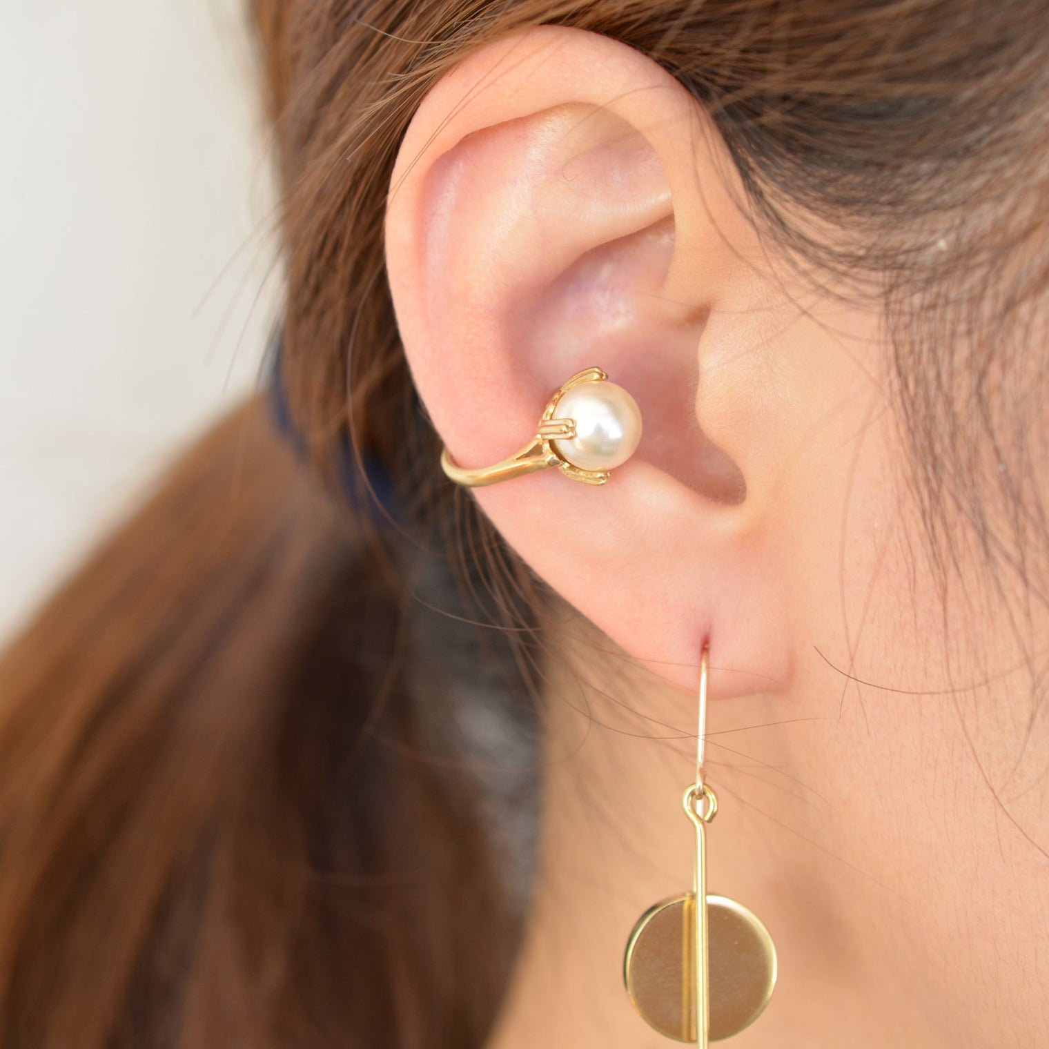 ring motif ear cuff (gold / pearl)