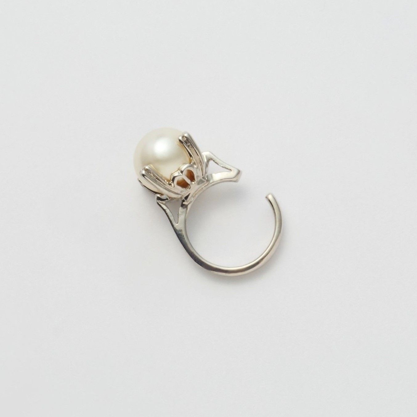 ring motif ear cuff (silver/ pearl)