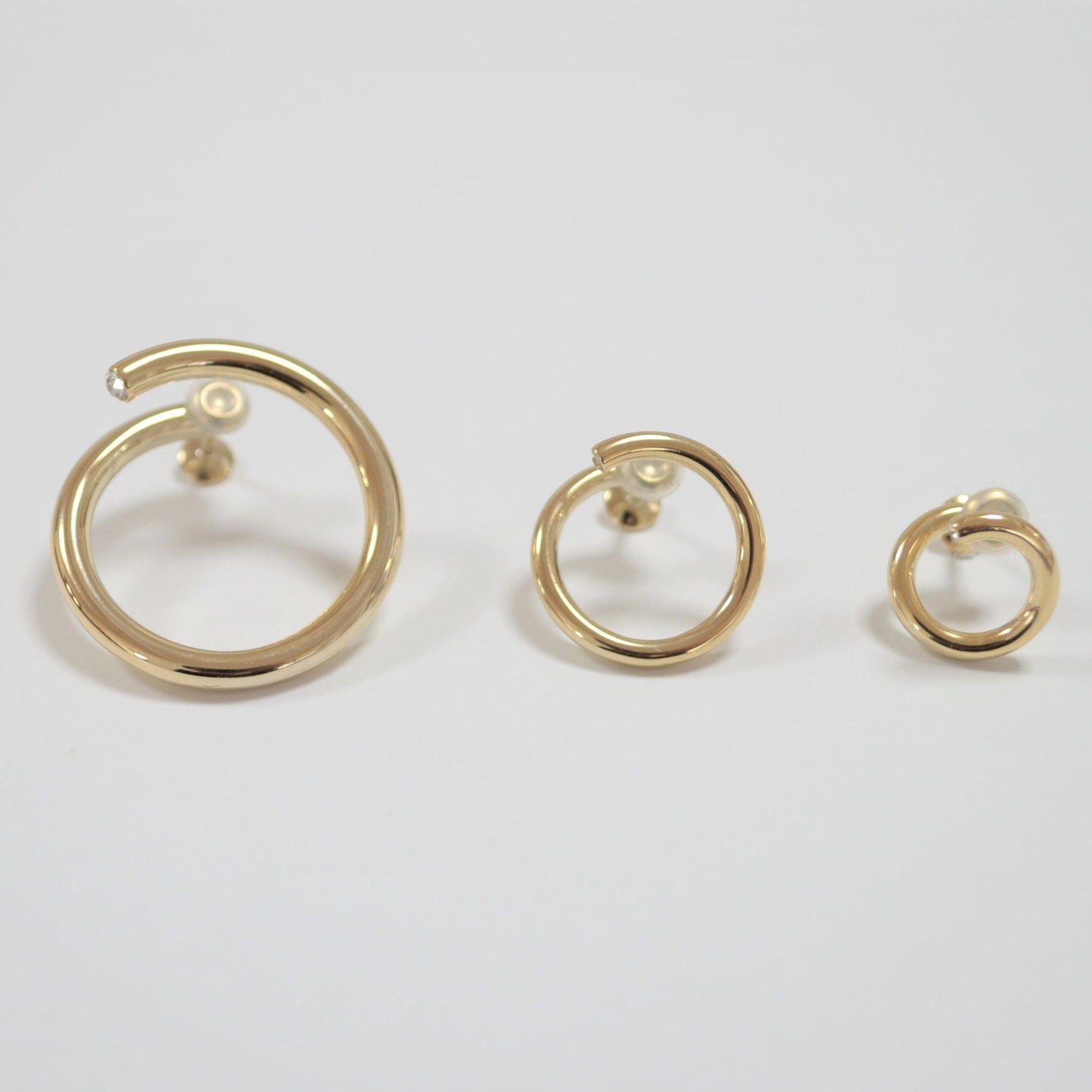 tiny circle earring (gold)
