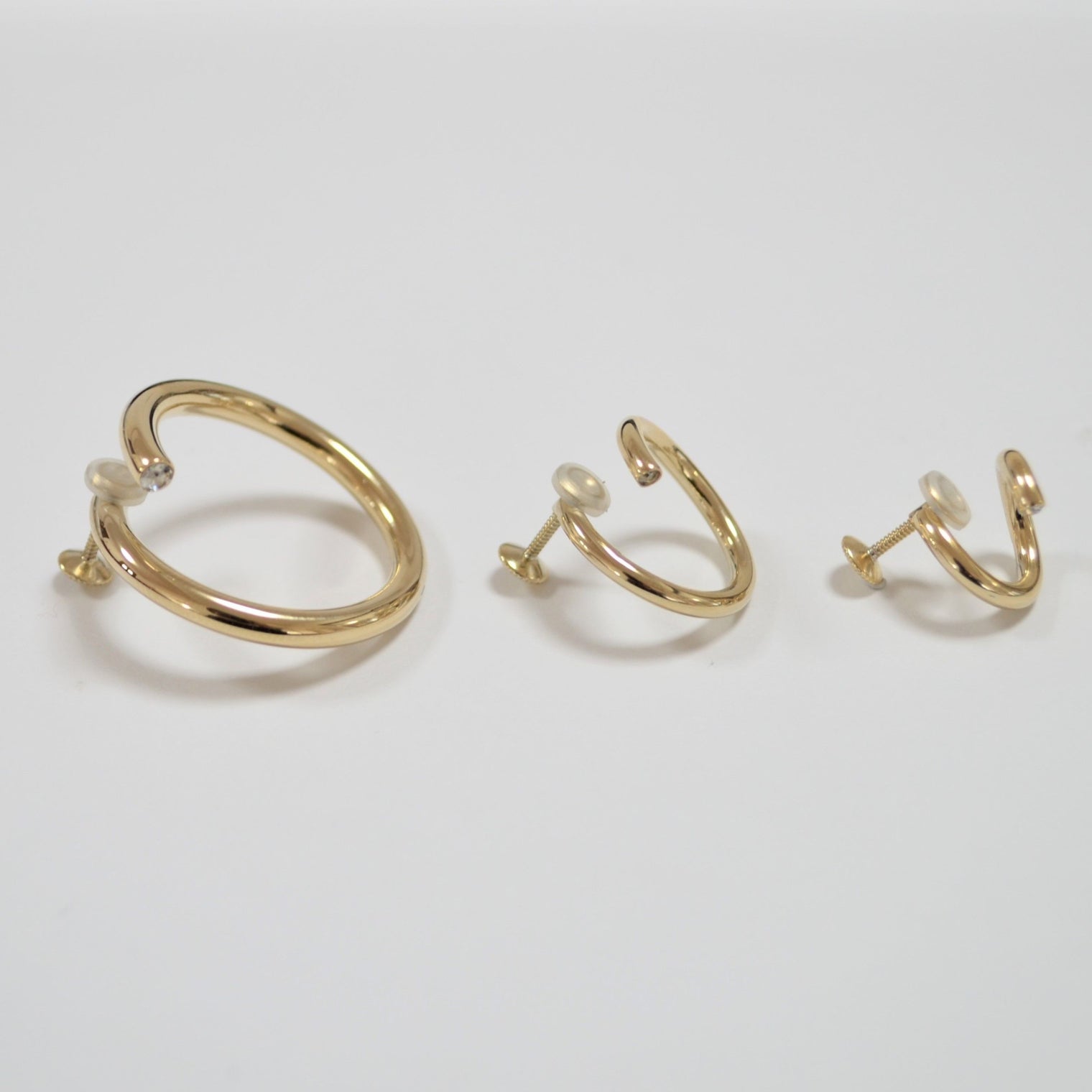 tiny circle earring (gold)