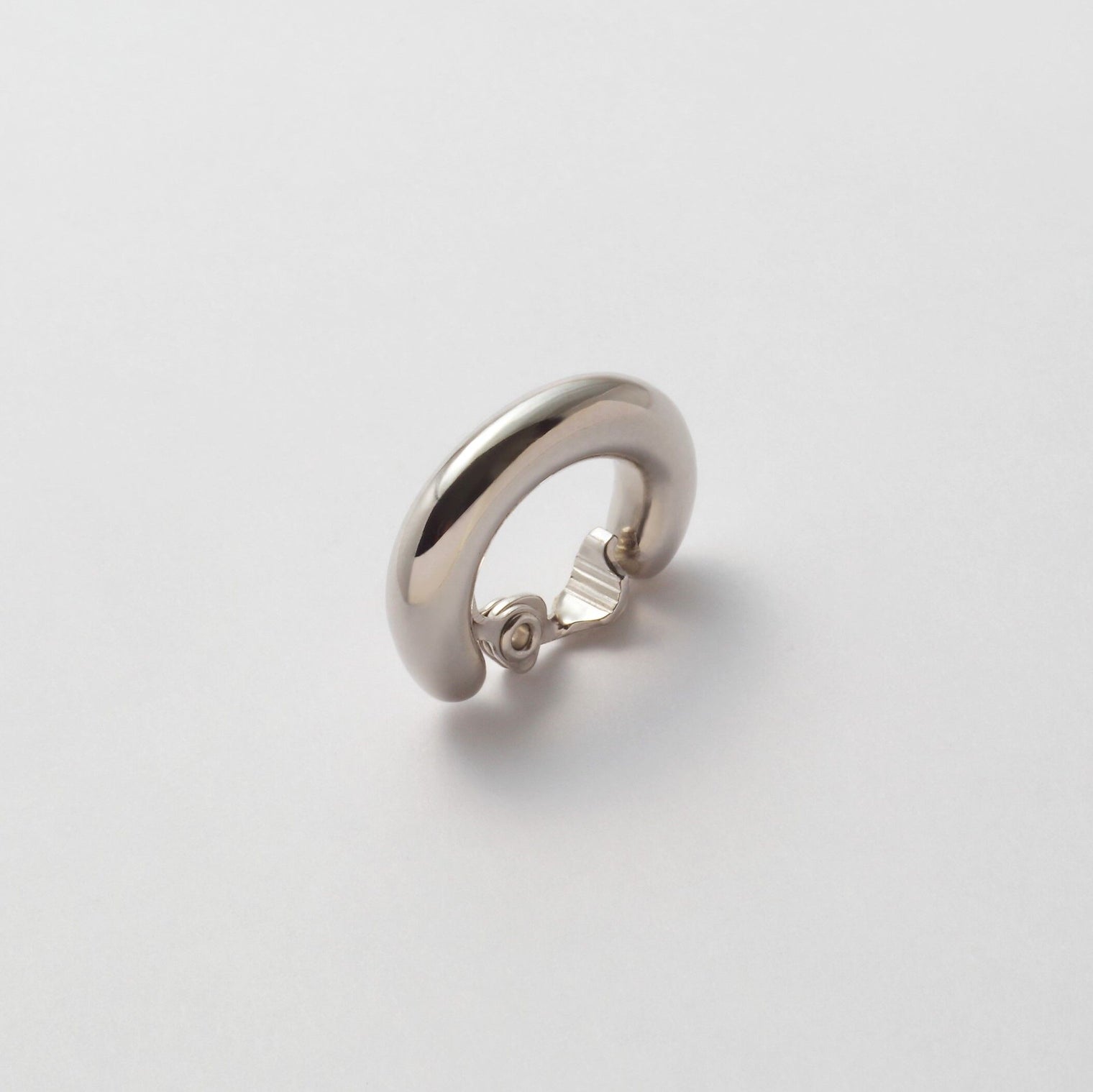 Voluminous line earring