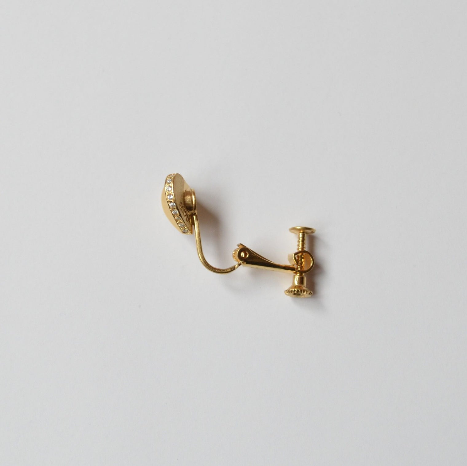 Small heart line stone earring (gold)