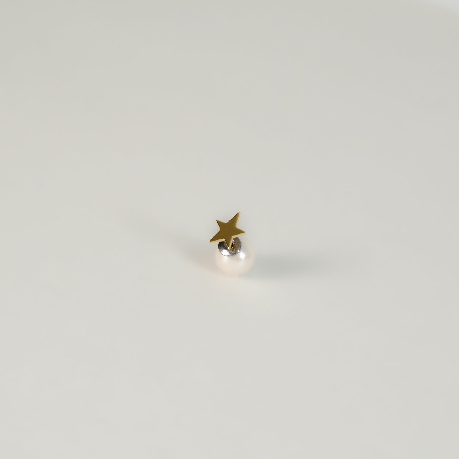 Tiny star pierce (gold) pearl