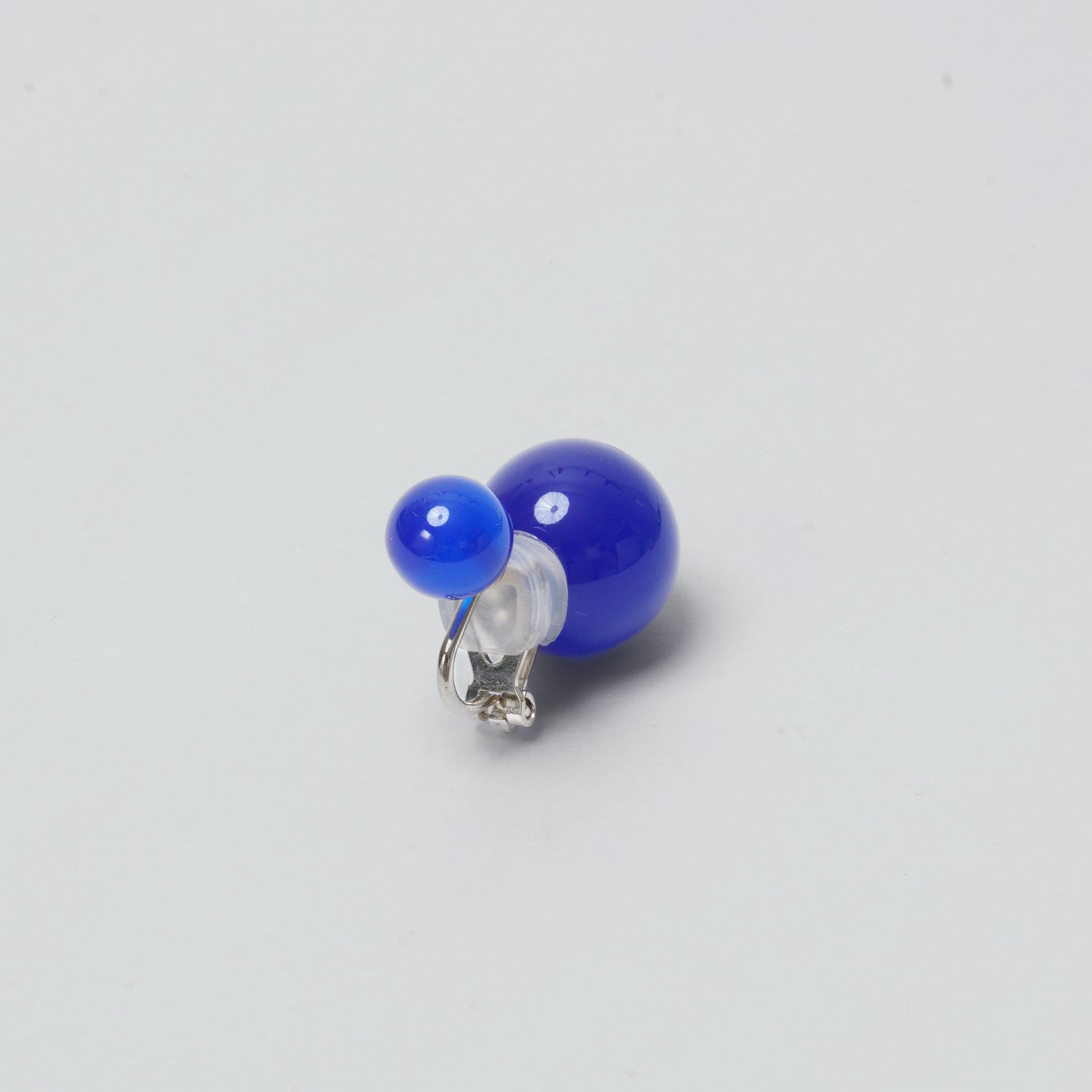 Color PEARL RIVETS earring (8mm×14mm)