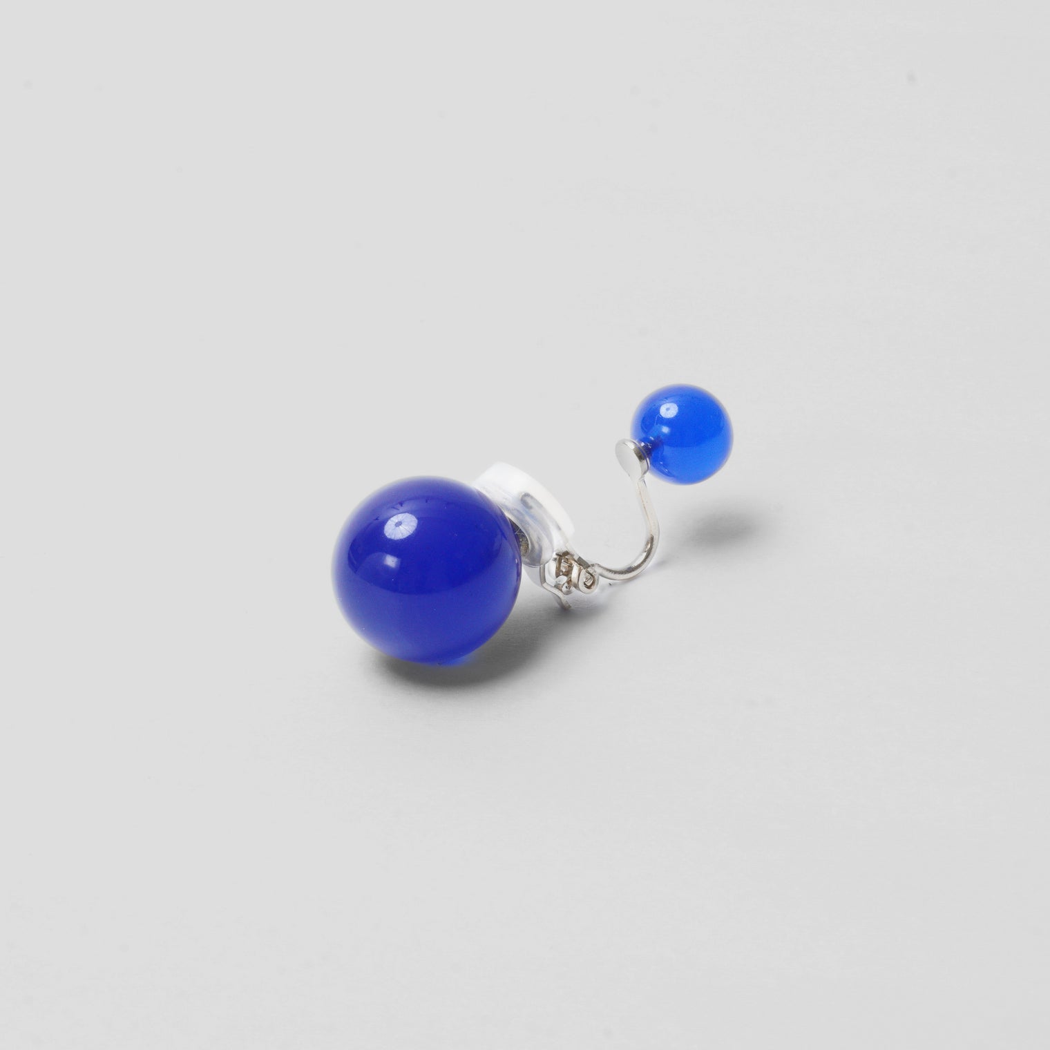 Color PEARL RIVETS earring (8mm×14mm)