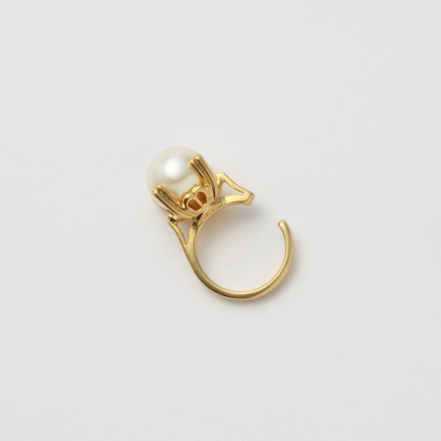 ring motif ear cuff (gold / pearl)