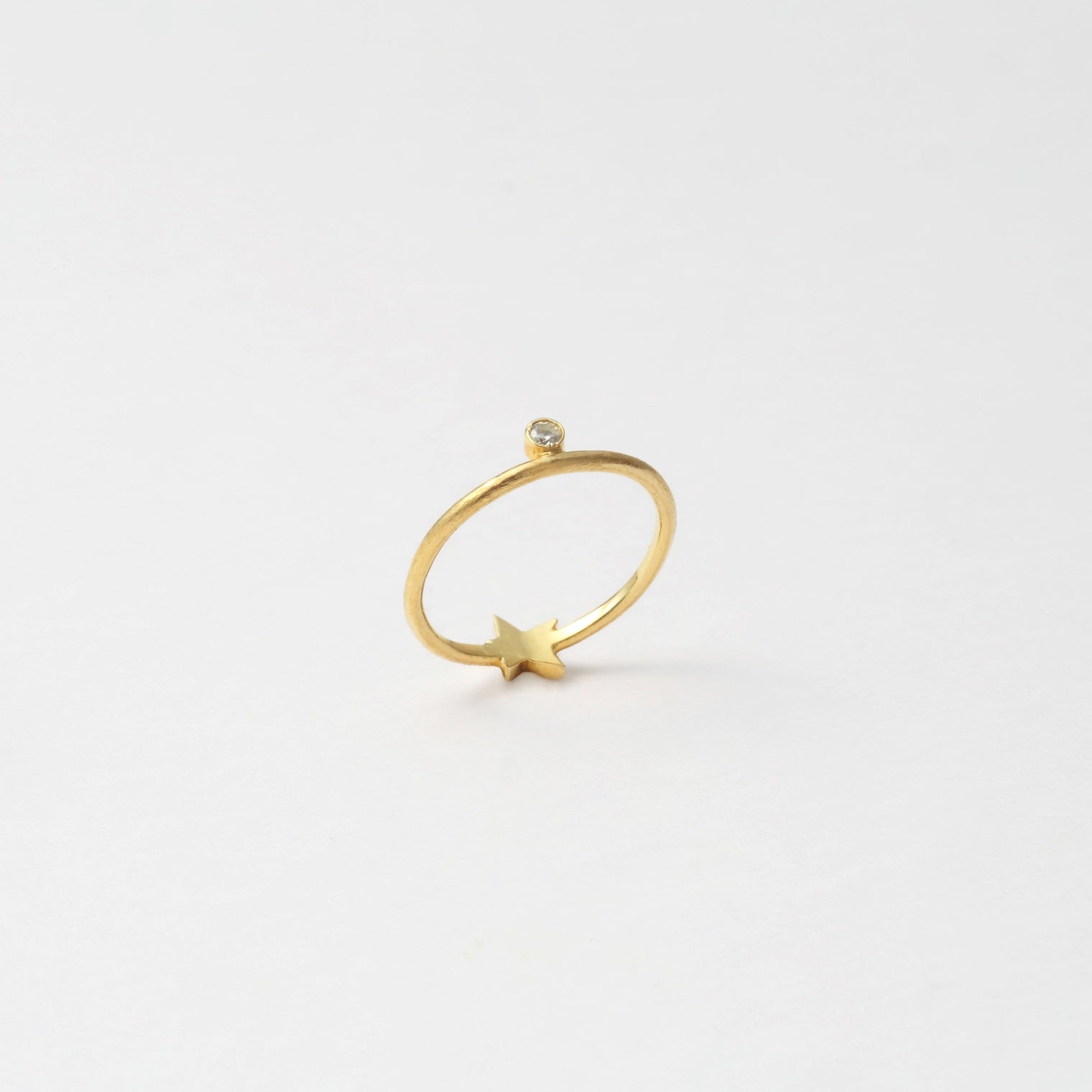 Star and stone ring (cubic zirconia / gold)