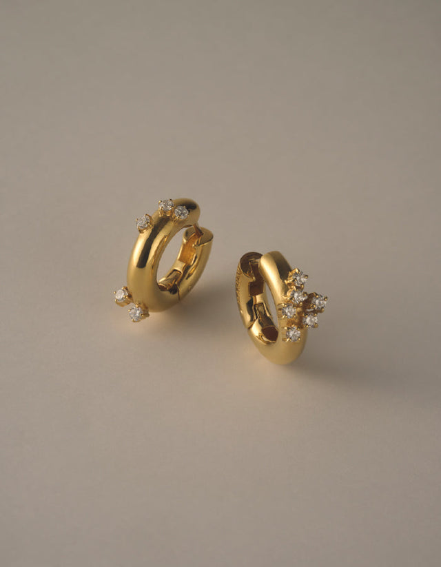 【広がる波紋のようなボリュームピアス】