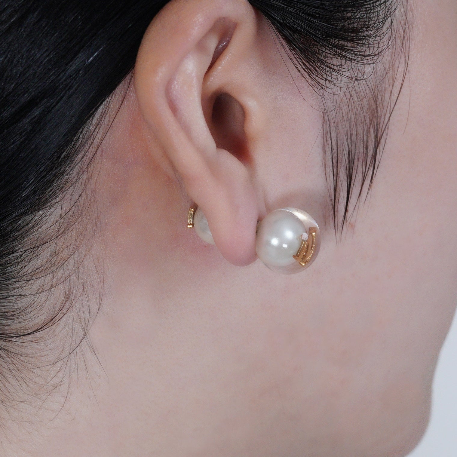 Initial inclusion pierce (white)