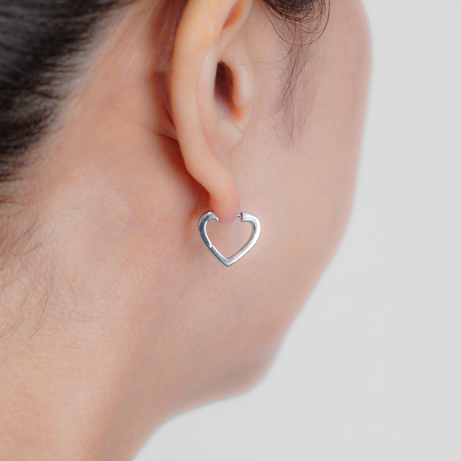 Hoop heart pierced earring (tiny / silver / cubic zirconia)