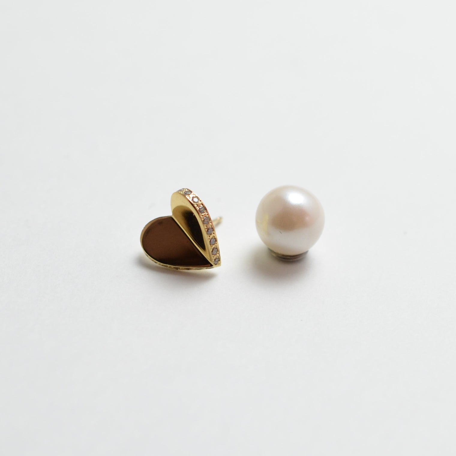 Small heart line stone pierce (gold / cubic zirconia)