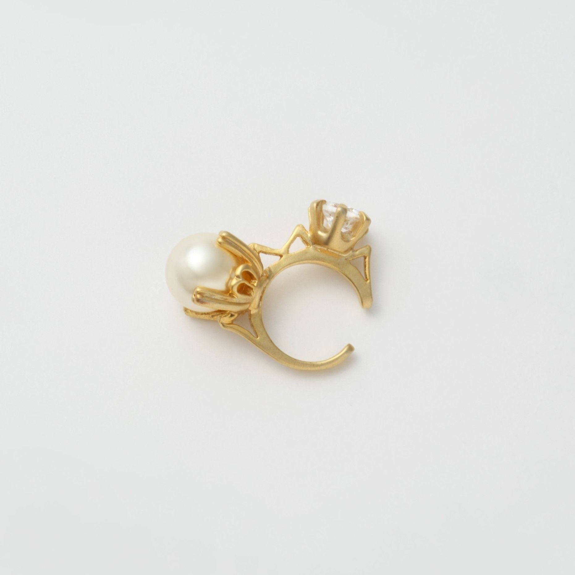 ring motif ear cuff (gold / cubic zirconia / pearl)