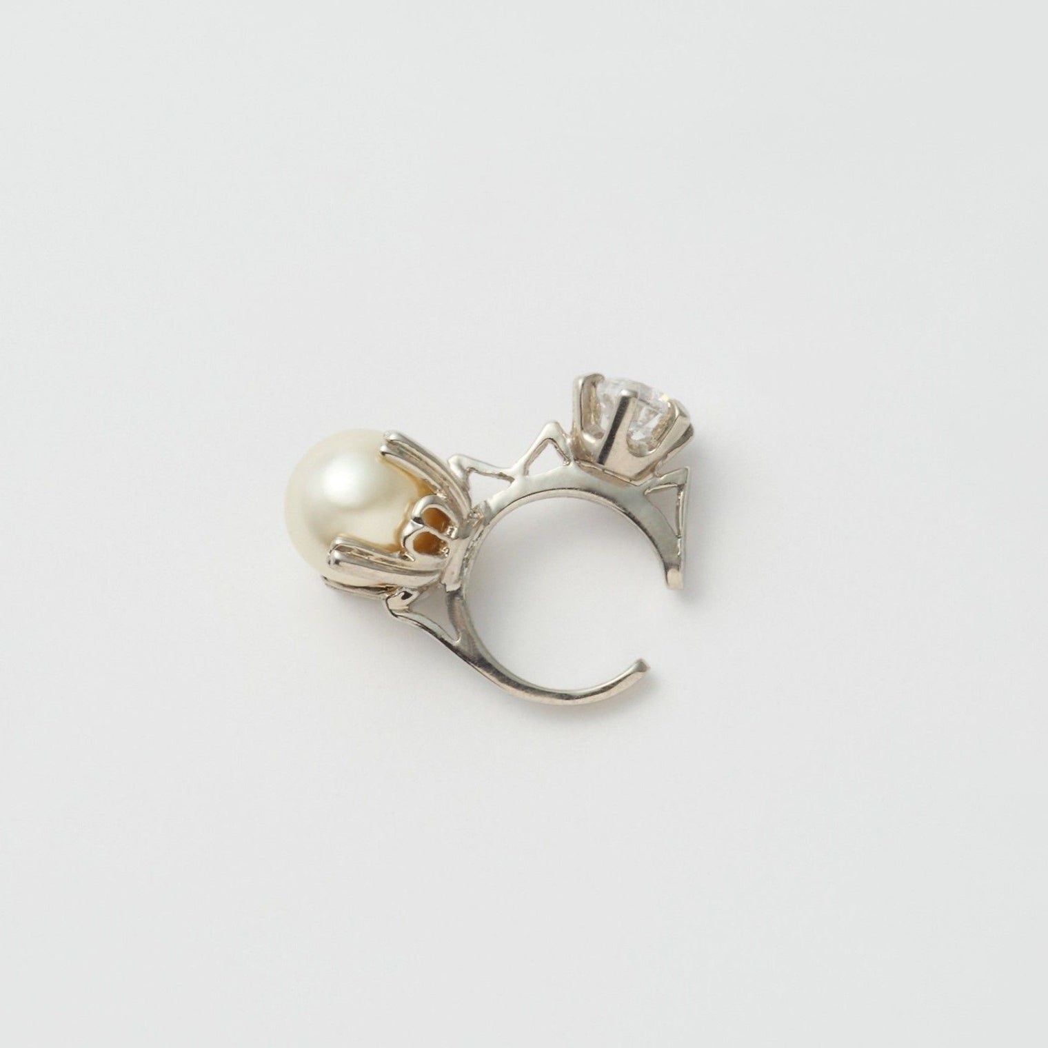 ring motif ear cuff (silver / cubic zirconia / pearl)
