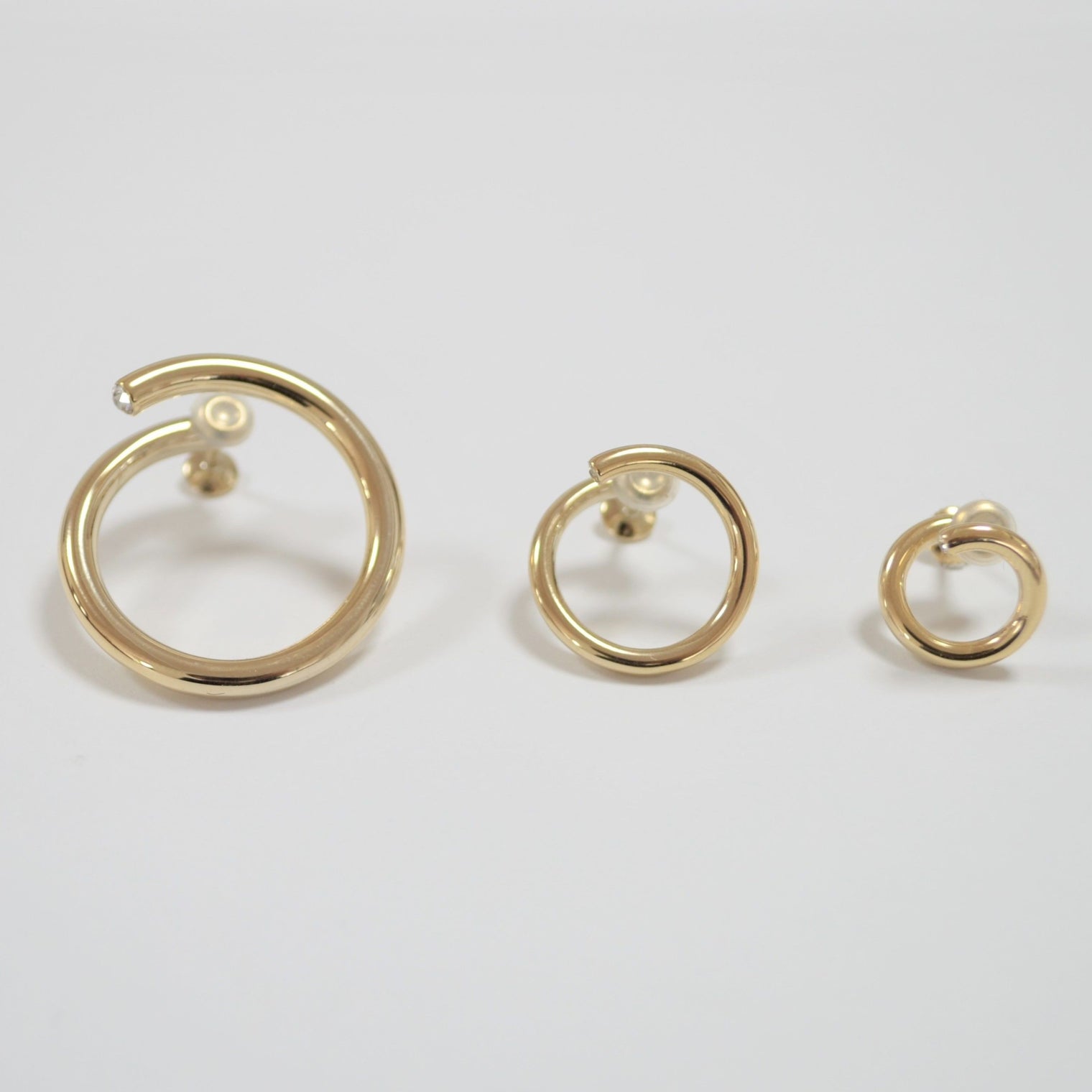 middle  circle earring (gold )