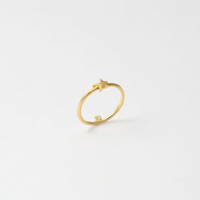 Star and stone ring (cubic zirconia / gold)