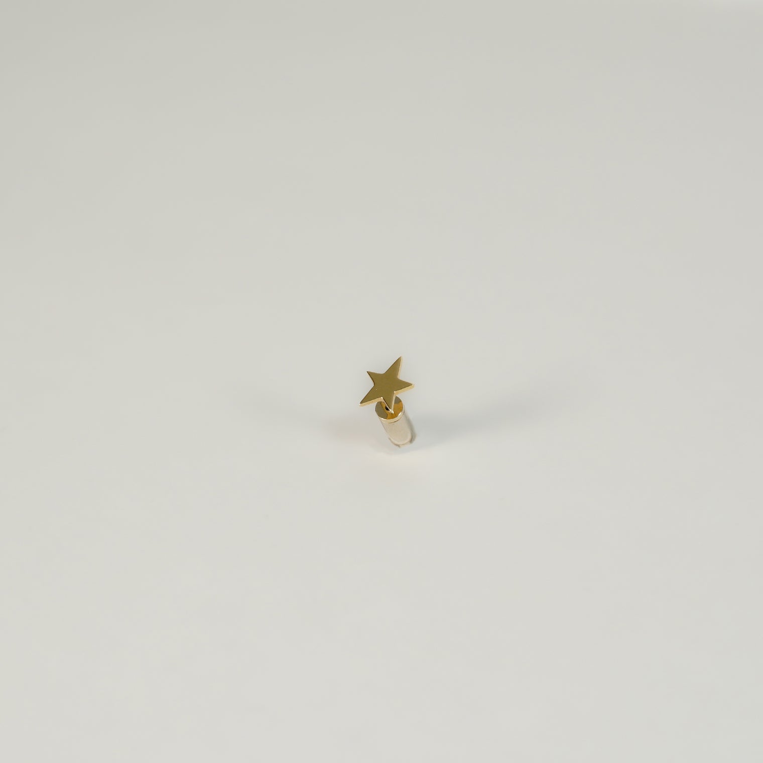 Tiny star pierce (gold)