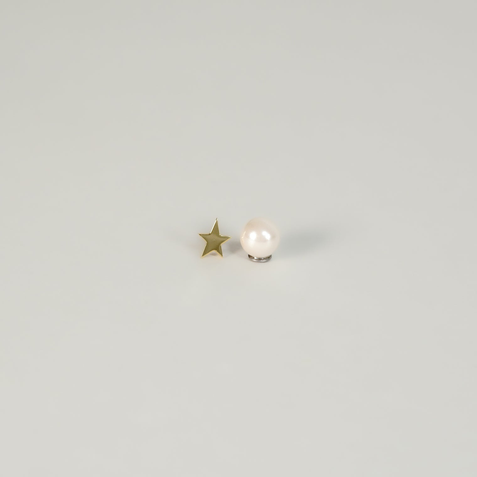 Tiny star pierce (gold) pearl