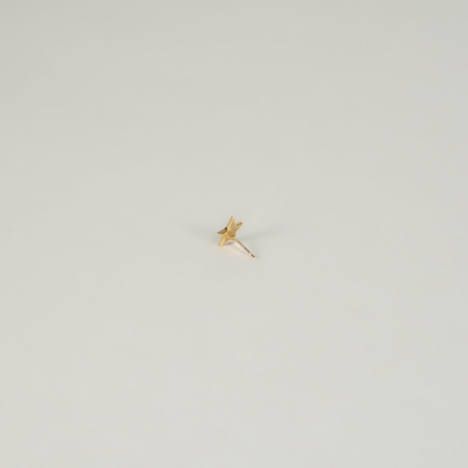 Tiny star pierce (gold) pearl